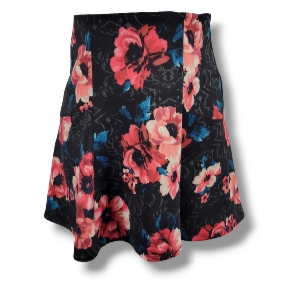 HOLLISTER Mini Skirt with multi colored floral Patterns 🌸 - Picture 4 of 10